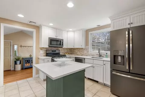 Kitchen - 923 Main St, Hingham, MA 02043 photo 2 of 3