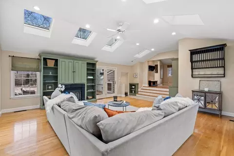 Living - 923 Main St, Hingham, MA 02043 photo 2 of 4