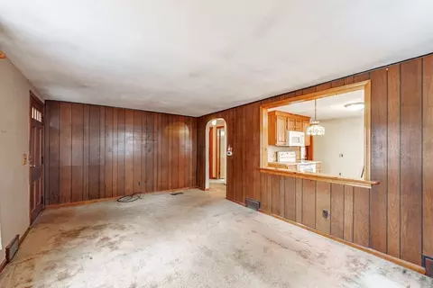 35 Sargon St, Springfield, MA 01104 photo 3