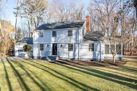 81 Glen St, Dover, MA 02030