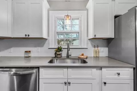141 Parkerview St, Springfield, MA 01129 photo 9