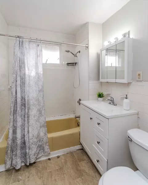 Bath - 237 East St, Springfield, MA 01104 photo 1 of 2