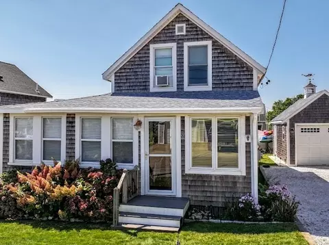11 Waterman St, Mattapoisett, MA 02739