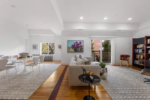 310 Hammond Pond Pkwy #302, Chestnut Hill, MA 02467