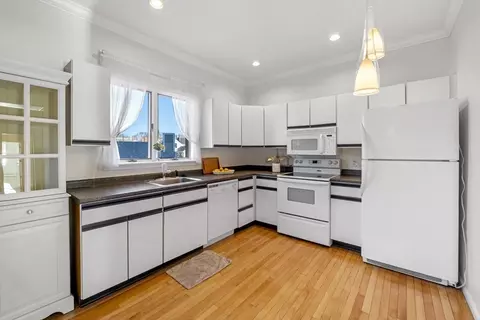 42 Broad St #4, Salem, MA 01970