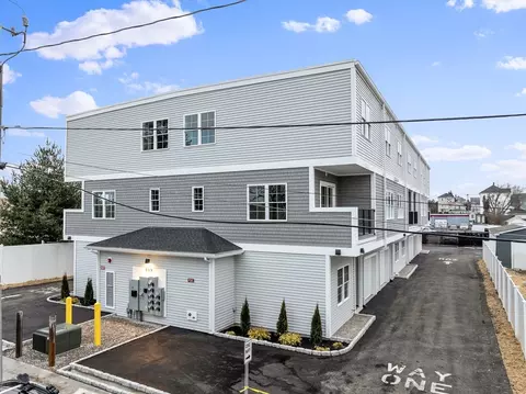889-895 Grinnell St #4, Fall River, MA 02721 photo 4