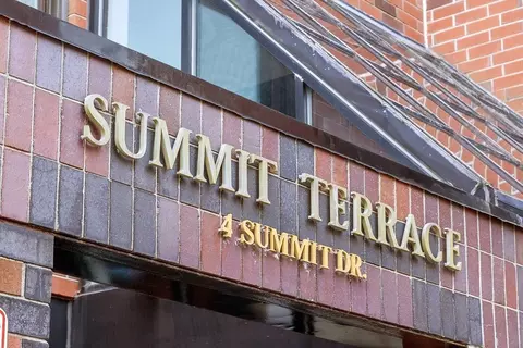 4 Summit Dr #302, Reading, MA 01867
