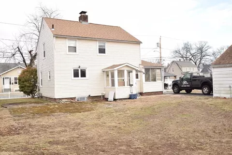 26 Haskins St, Springfield, MA 01109 photo 4