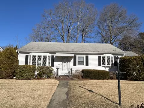 27 Lisa Ave, Acushnet, MA 02743