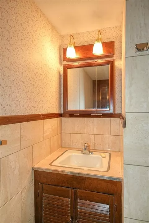 Bath - 25 Randall Rd, Maynard, MA 01754 photo 1 of 2