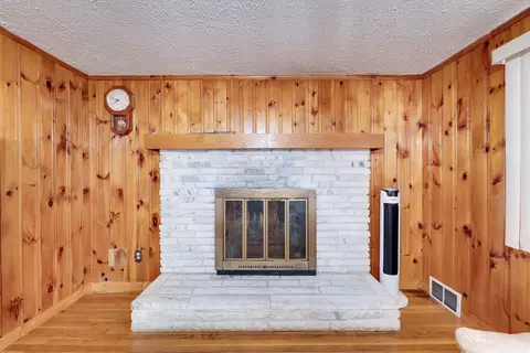 Living - 28 Pemaquid, Springfield, MA 01151 photo 2 of 3