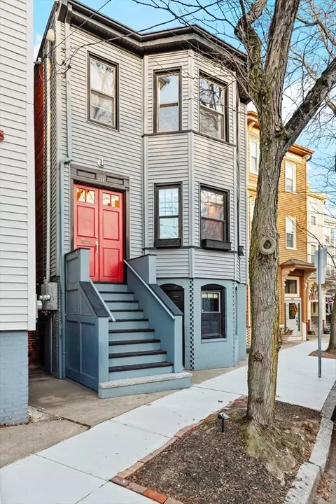 252 Webster St #2, Boston, MA 02128
