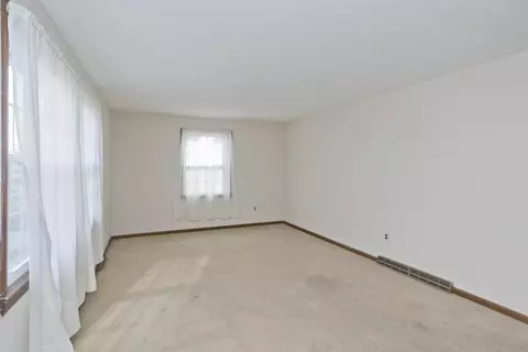 100 Loomis Dr, Chicopee, MA 01020 photo 11