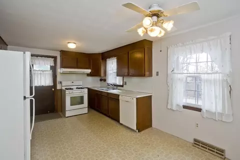 100 Loomis Dr, Chicopee, MA 01020 photo 4