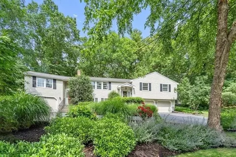 17 Stagecoach Rd, Medfield, MA 02052