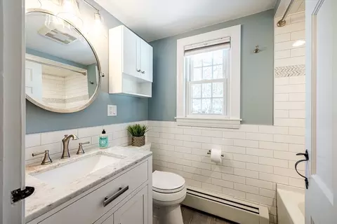 Bath - 18 Wentworth Rd, Reading, MA 01867 photo 1 of 3