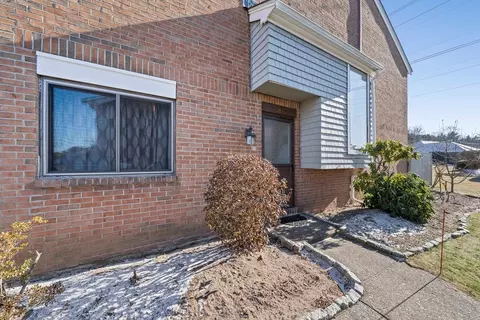 16 Rosewood Dr #18-04, Stoughton, MA 02072