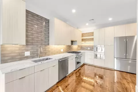 582 E Broadway #4, Boston, MA 02127