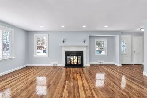 Living - 138 Ardmore St, Springfield, MA 01104 photo 2 of 4