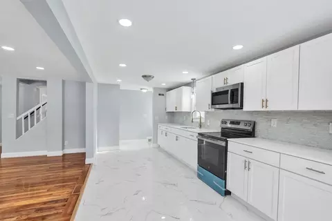 Entry Way - 138 Ardmore St, Springfield, MA 01104 photo 1 of 2