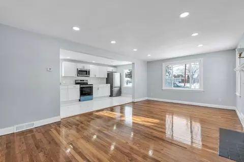 Living - 138 Ardmore St, Springfield, MA 01104 photo 1 of 4