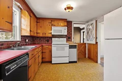 Kitchen - 88 Wescroft Rd, Reading, MA 01867 photo 2 of 3