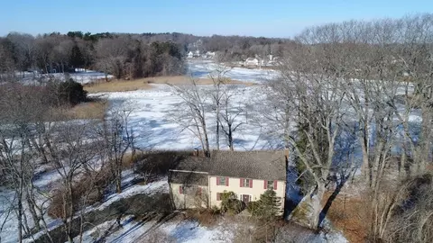 4 Riverside Dr, Ipswich, MA 01938