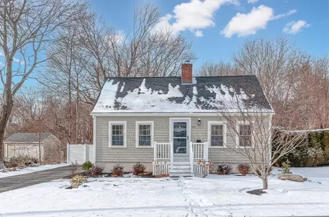 20 Temple Pl, Fairhaven, MA 02719