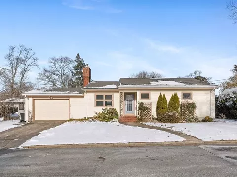 49 Clarendon St, Dartmouth, MA 02747