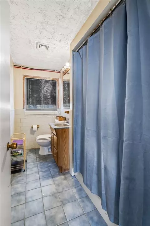 Bath - 43 Coolidge Rd, Danvers, MA 01923 photo 2 of 3