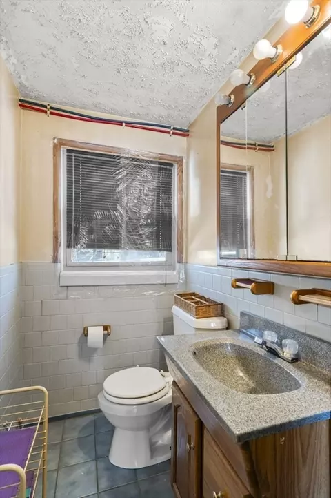 Bath - 43 Coolidge Rd, Danvers, MA 01923 photo 1 of 3