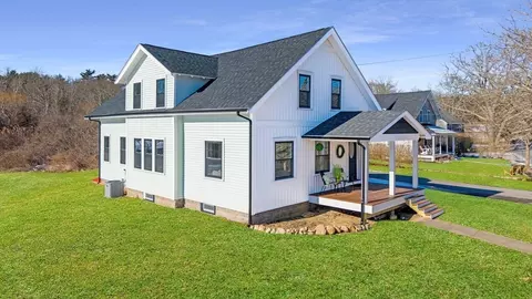 9 River Rd, Mattapoisett, MA 02739