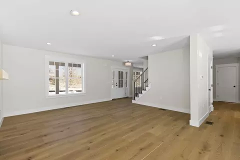 Living - 1 Haystack Ln, Berkley, MA 02779 photo 2 of 4