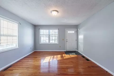 Living - 75-77 Pinevale St, Springfield, MA 01151 photo 3 of 5