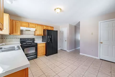 Entry Way - 75-77 Pinevale St, Springfield, MA 01151 photo 1 of 1