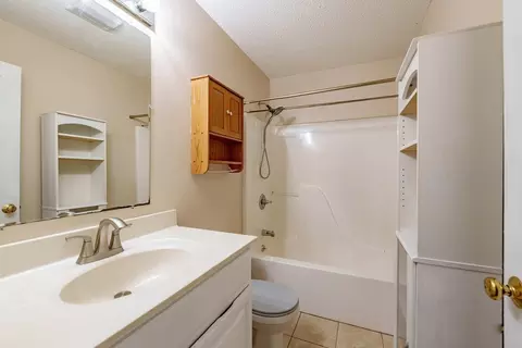 Bath - 75-77 Pinevale St, Springfield, MA 01151 photo 4 of 4