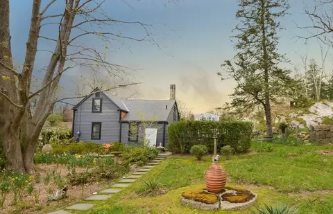 1150 Russells Mills Rd, Dartmouth, MA 02748