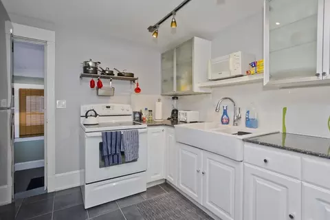 Kitchen - 139 Eddy St, Springfield, MA 01104 photo 2 of 4