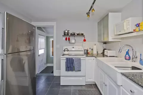 Kitchen - 139 Eddy St, Springfield, MA 01104 photo 3 of 4