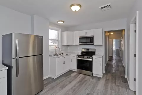 64 Thompson St, Springfield, MA 01109 photo 3