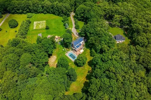 60 Hale Rd, Hubbardston, MA 01452