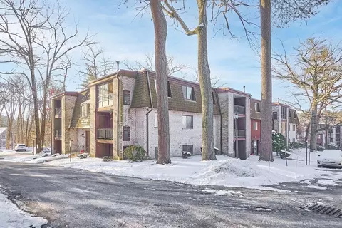 3 Greenbriar Dr #302, North Reading, MA 01864