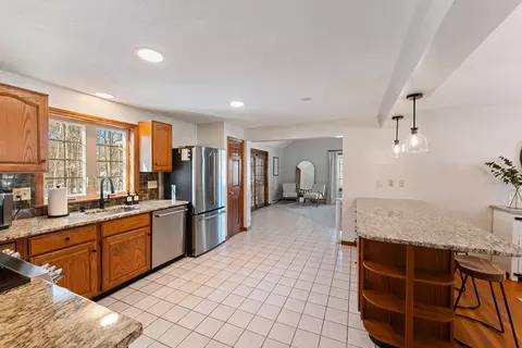 Kitchen - 25 Wachusett Dr, Sutton, MA 01590 photo 4 of 5