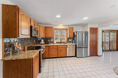 Kitchen - 25 Wachusett Dr, Sutton, MA 01590 photo 2 of 5