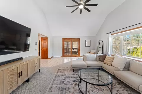 Living - 25 Wachusett Dr, Sutton, MA 01590 photo 3 of 4