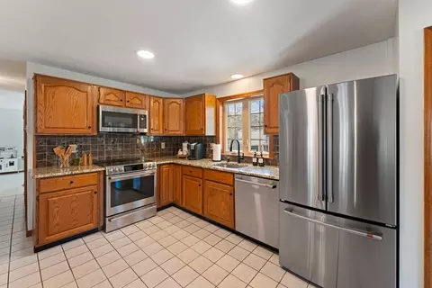 Kitchen - 25 Wachusett Dr, Sutton, MA 01590 photo 3 of 5
