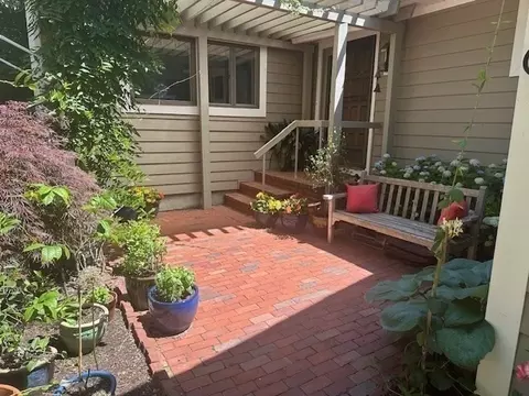 Exterior - 9 Benjamin Pl #9, Chestnut Hill, MA 02467 photo 4 of 5