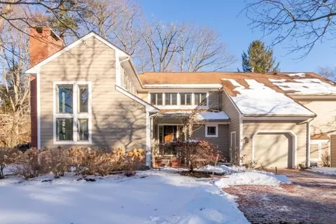 9 Benjamin Pl #9, Chestnut Hill, MA 02467