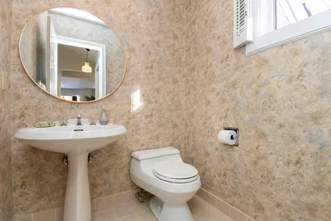 Bath - 9 Benjamin Pl #9, Chestnut Hill, MA 02467 photo 3 of 4