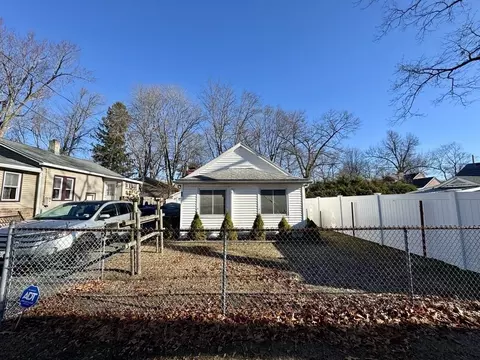 15 Alice St, Springfield, MA 01109